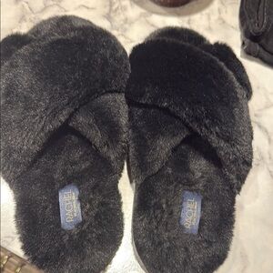 Rachel Parcell Plush Black Slippers